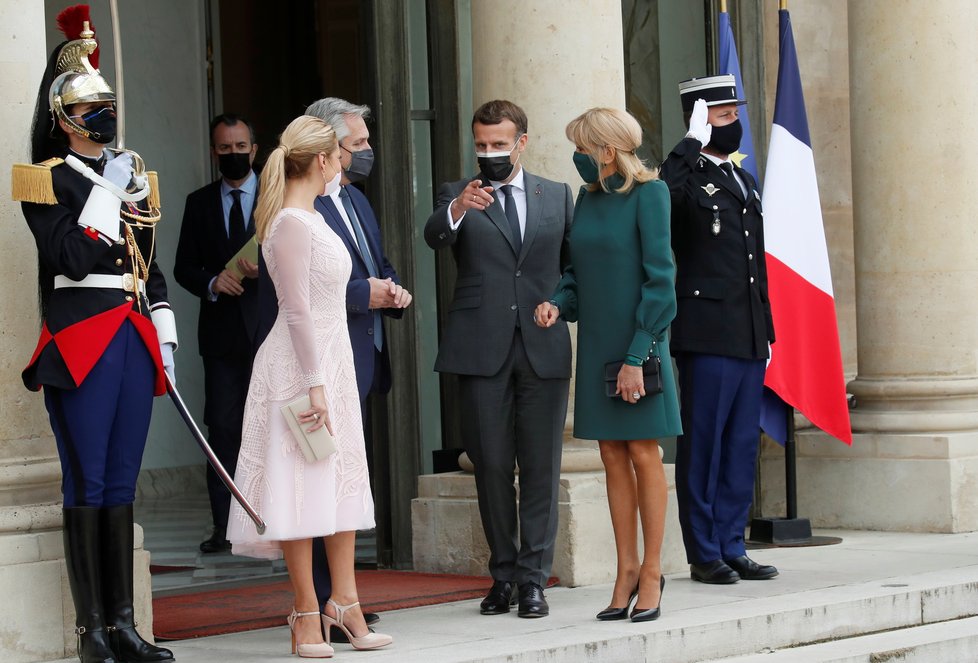 Francouzský prezident Emmanuel Macron s manželkou Brigitte hostili argentinského prezidenta.