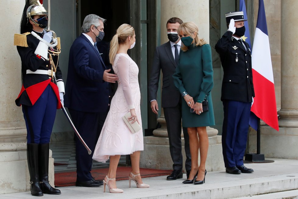 Francouzský prezident Emmanuel Macron s manželkou Brigitte hostili argentinského prezidenta.