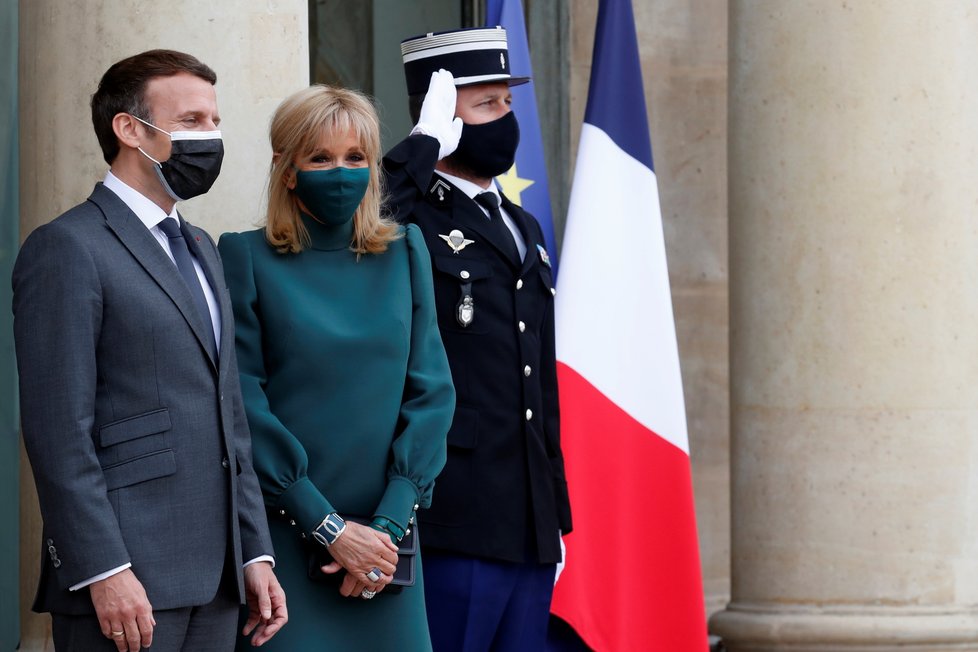 Francouzský prezident Emmanuel Macron s manželkou Brigitte hostili argentinského prezidenta.