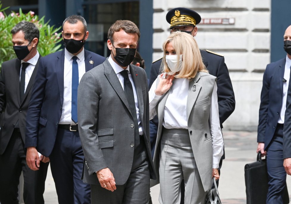 Prezident Emmanuel Macron s manželkou Brigitte.