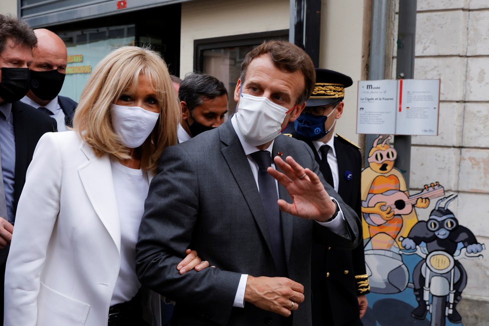 Prezident Emmanuel Macron s manželkou Brigitte.