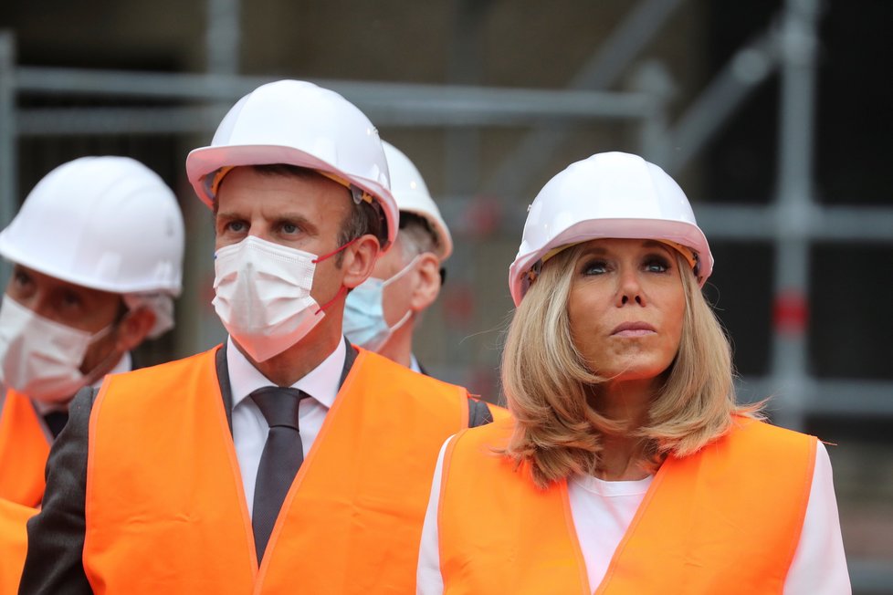 Prezident Emmanuel Macron s manželkou Brigitte.