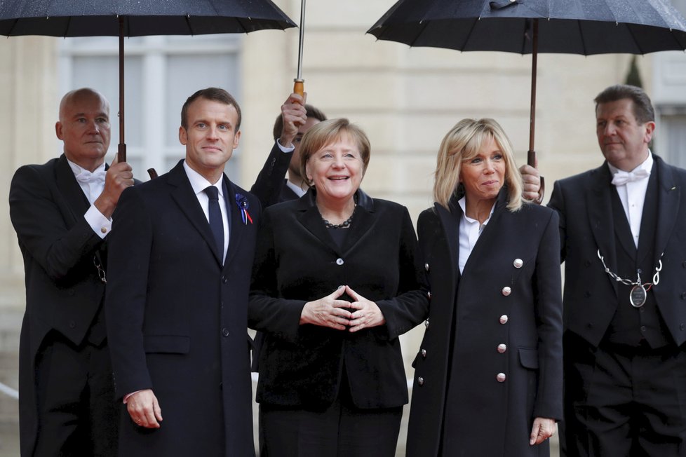 Francouzský prezident Emmanuel Macron s manželkou Brigitte na oslavách 100. výročí konce 1. světové války přivítali německou kancléřku Angelu Merkelovou.
