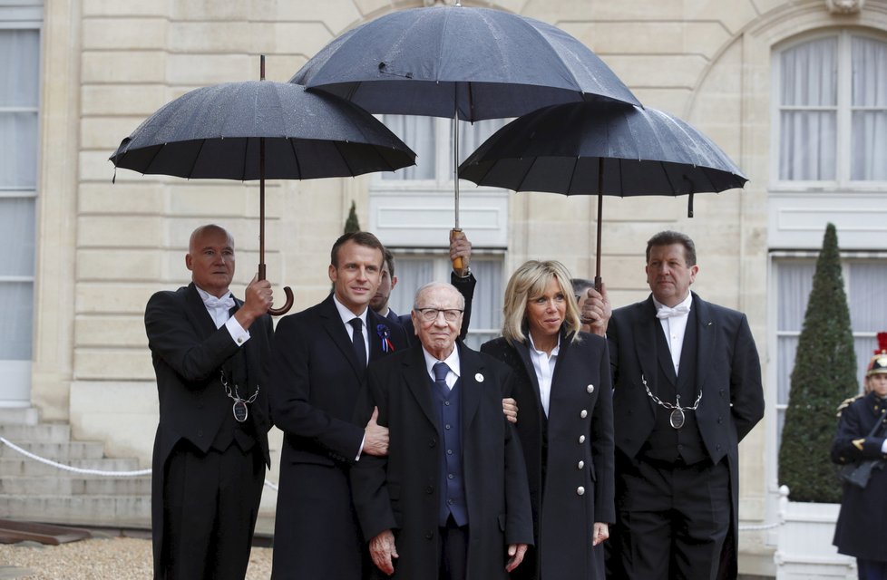 Francouzský prezident Emmanuel Macron s manželkou Brigitte na oslavách 100. výročí konce 1. světové války přivítali tuniského prezidenta Al-Bádžího Qáid as-Sabsího.