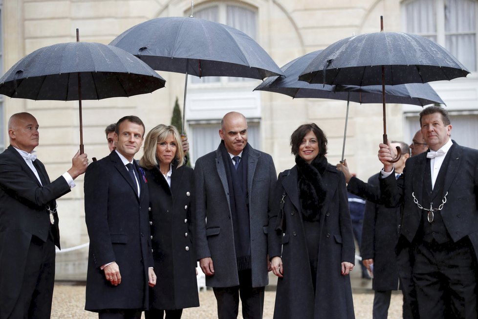 Francouzský prezident Emmanuel Macron s manželkou Brigitte na oslavách 100. výročí konce 1. světové války přivítali švýcarského prezidenta Alaina Berseta s manželkou Muriel Zeenderovou.