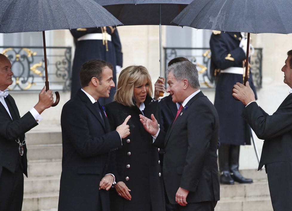 Francouzský prezident Emmanuel Macron s manželkou Brigitte na oslavách 100. výročí konce 1. světové války přivítali finského prezidenta Sauliho Niinisto.