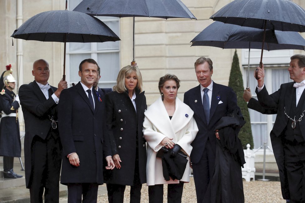 Francouzský prezident Emmanuel Macron s manželkou Brigitte na oslavách 100. výročí konce 1. světové války přivítali lucemburského velkovévodu Jindřicha I. Lucemburského s manželkou Marií Teresou Lucemburskou.