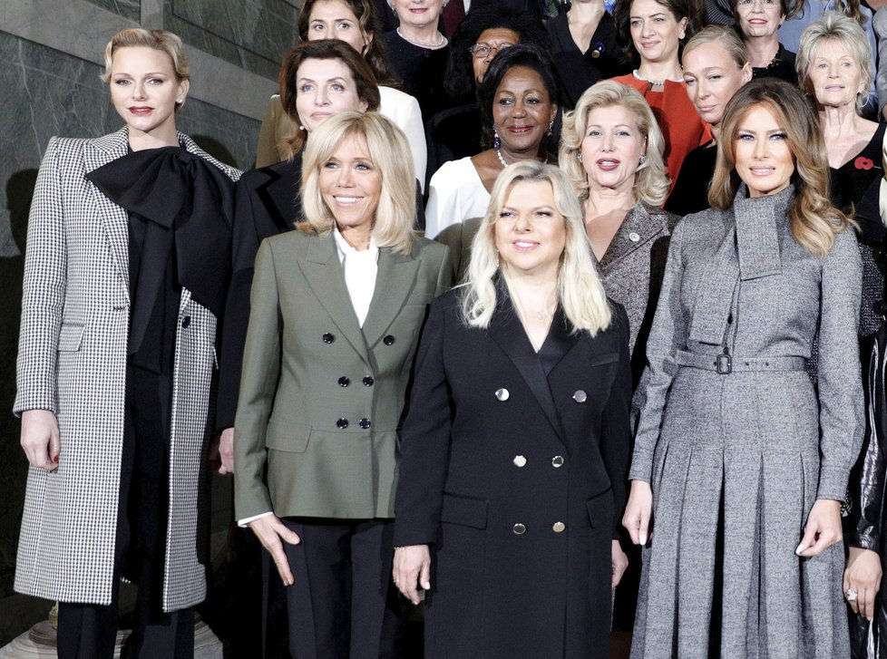 První dámy a partneři státníků, kteří se v Paříži zúčastnili oslav 100. výročí konce 1. světové války. V popředí zleva: monacká princezna Charlene, Brigitte Macronová, Sara Netanjahuová a Melania Trumpová.