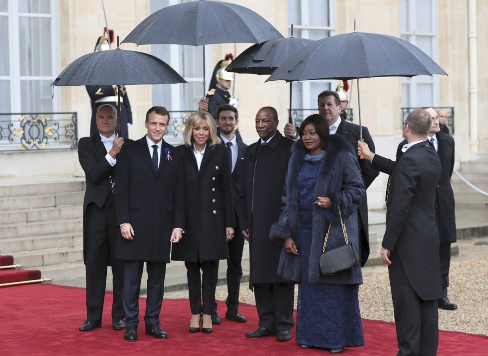 Francouzský prezident Emmanuel Macron s manželkou Brigitte na oslavách 100. výročí konce 1. světové války přivítali guinejského prezidenta Alphu Condého s manželkou Djene.