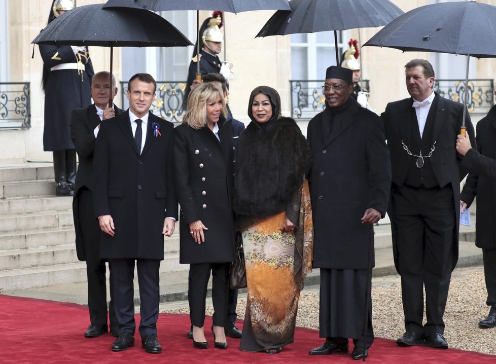 Francouzský prezident Emmanuel Macron s manželkou Brigitte na oslavách 100. výročí konce 1. světové války přivítali čadského prezidenta Idrisse Débyho.