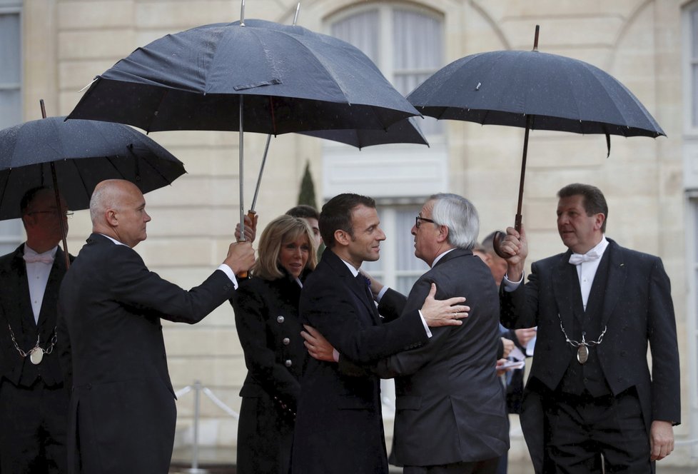 Francouzský prezident Emmanuel Macron s manželkou Brigitte na oslavách 100. výročí konce 1. světové války přivítali předsedu EK Jeana-Clauda Junckera.
