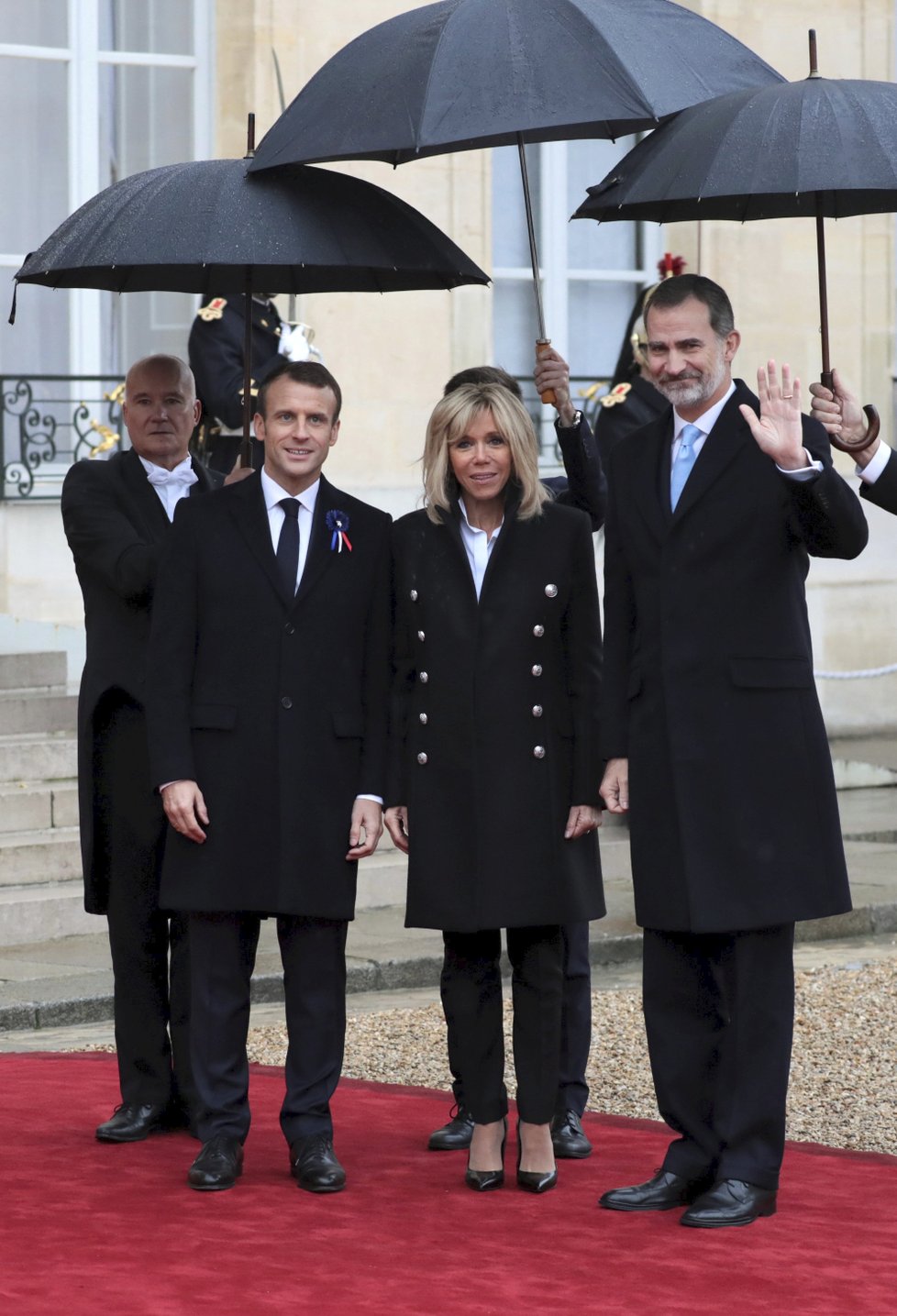 Francouzský prezident Emmanuel Macron s manželkou Brigitte na oslavách 100. výročí konce 1. světové války přivítali španělského krále Felipeho VI.