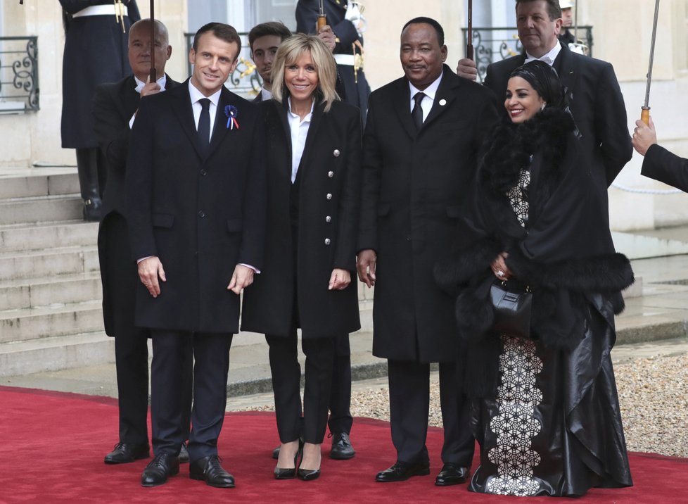 Francouzský prezident Emmanuel Macron s manželkou Brigitte na oslavách 100. výročí konce 1. světové války přivítali nigerského prezidenta Mahamadou Issoufou se ženou.