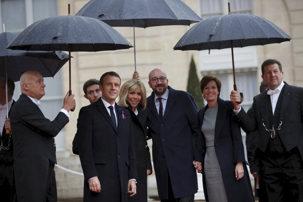 Francouzský prezident Emmanuel Macron s manželkou Brigitte na oslavách 100. výročí konce 1. světové války přivítali belgického premiéra Charlese Michela.