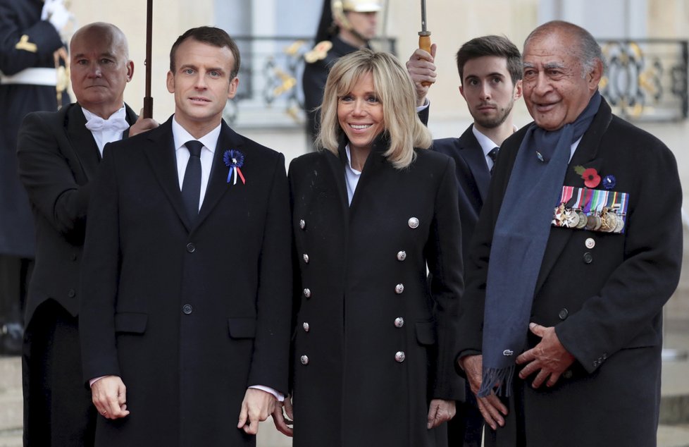 Francouzský prezident Emmanuel Macron s manželkou Brigitte na oslavách 100. výročí konce 1. světové války přivítali bývalého prezidenta Fidži Epeli Nailatikau.