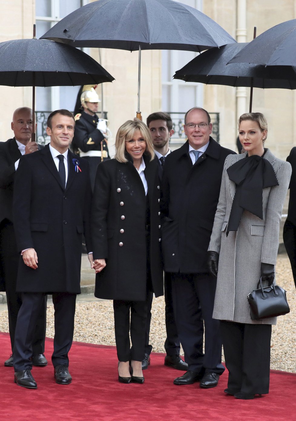 Francouzský prezident Emmanuel Macron s manželkou Brigitte na oslavách 100. výročí konce 1. světové války přivítali monackého knížete Alberta II. s manželkou, kněžnou Charlene.