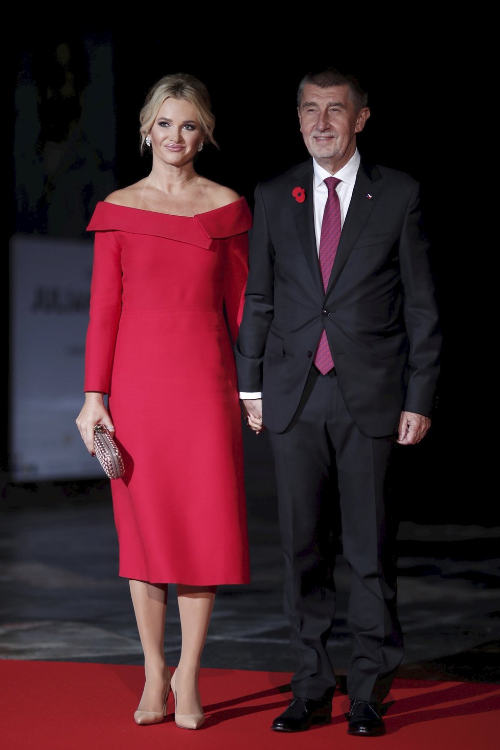 Manželka českého premiéra Andreje Babiše Monika v červených šatech na slavnostní večeři v pařížském Muzeu Orsay, (10.11.2018)