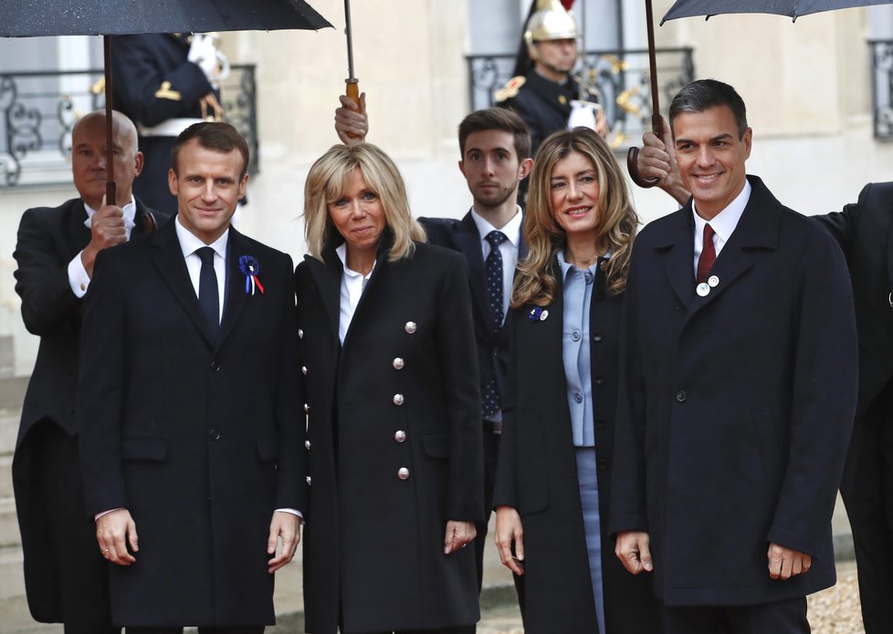 Francouzský prezident Emmanuel Macron s manželkou Brigitte na oslavách 100. výročí konce 1. světové války přivítali španělského premiéra Pedra Sancheze s manželkou.