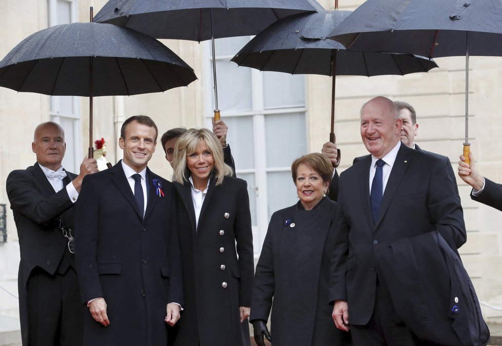 Francouzský prezident Emmanuel Macron s manželkou Brigitte na oslavách 100. výročí konce 1. světové války přivítali generálního guvernéra Austrálie Petera Cosgrovea.