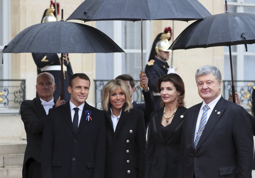 Francouzský prezident Emmanuel Macron s manželkou Brigitte na oslavách 100. výročí konce 1. světové války přivítali ukrajinského prezidenta Petra Porošenka s manželkou.