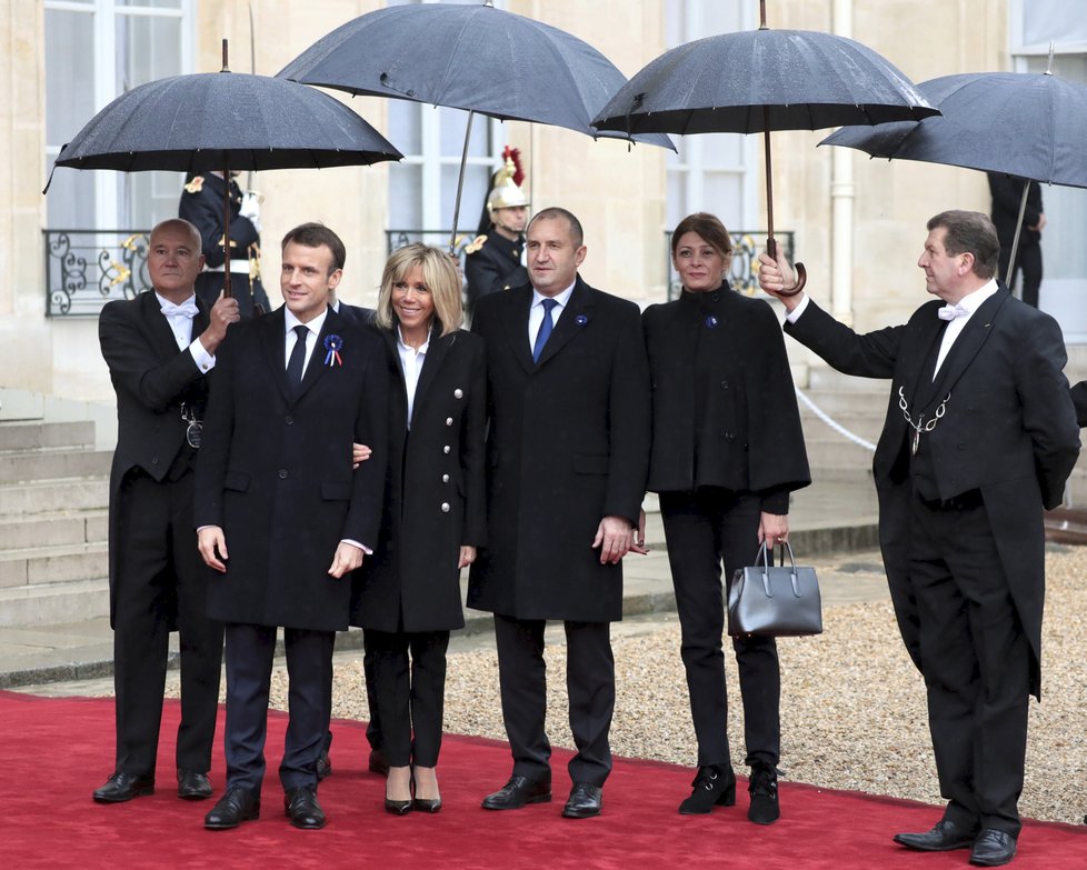Francouzský prezident Emmanuel Macron s manželkou Brigitte na oslavách 100. výročí konce 1. světové války přivítali bulharského prezidenta Rumena Radeva.