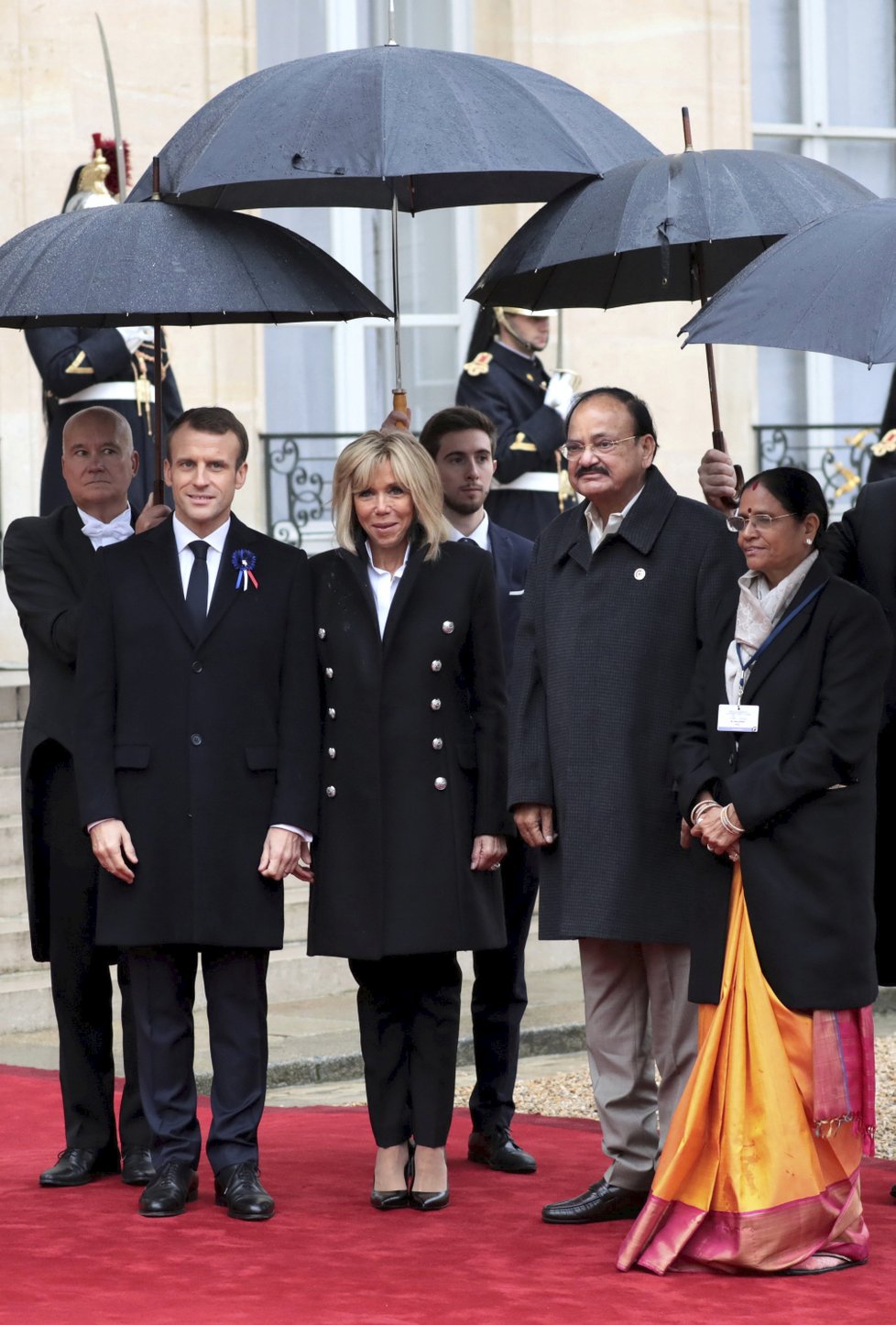 Francouzský prezident Emmanuel Macron s manželkou Brigitte na oslavách 100. výročí konce 1. světové války přivítali indického vicepremiéra Venkajahu Najdu.