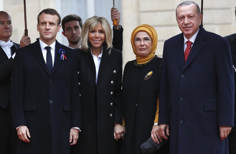 Francouzský prezident Emmanuel Macron s manželkou Brigitte na oslavách 100. výročí konce 1. světové války přivítali tureského prezidenta Recepa Erdogana.