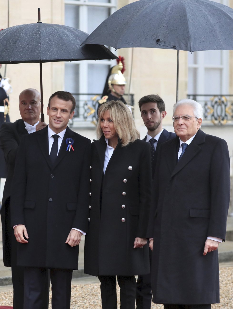 Francouzský prezident Emmanuel Macron s manželkou Brigitte na oslavách 100. výročí konce 1. světové války přivítali italského prezidenta Segia Mattarellu.