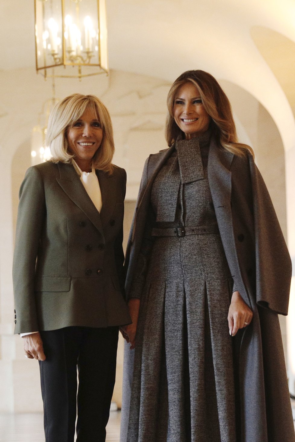 Brigitte Macronová s Melanií Trumpovou.