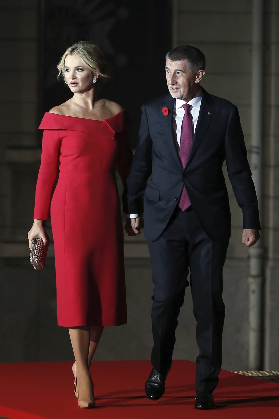 Manželka českého premiéra Andreje Babiše Monika v červených šatech na slavnostní večeři v pařížském Muzeu Orsay, (10.11.2018).