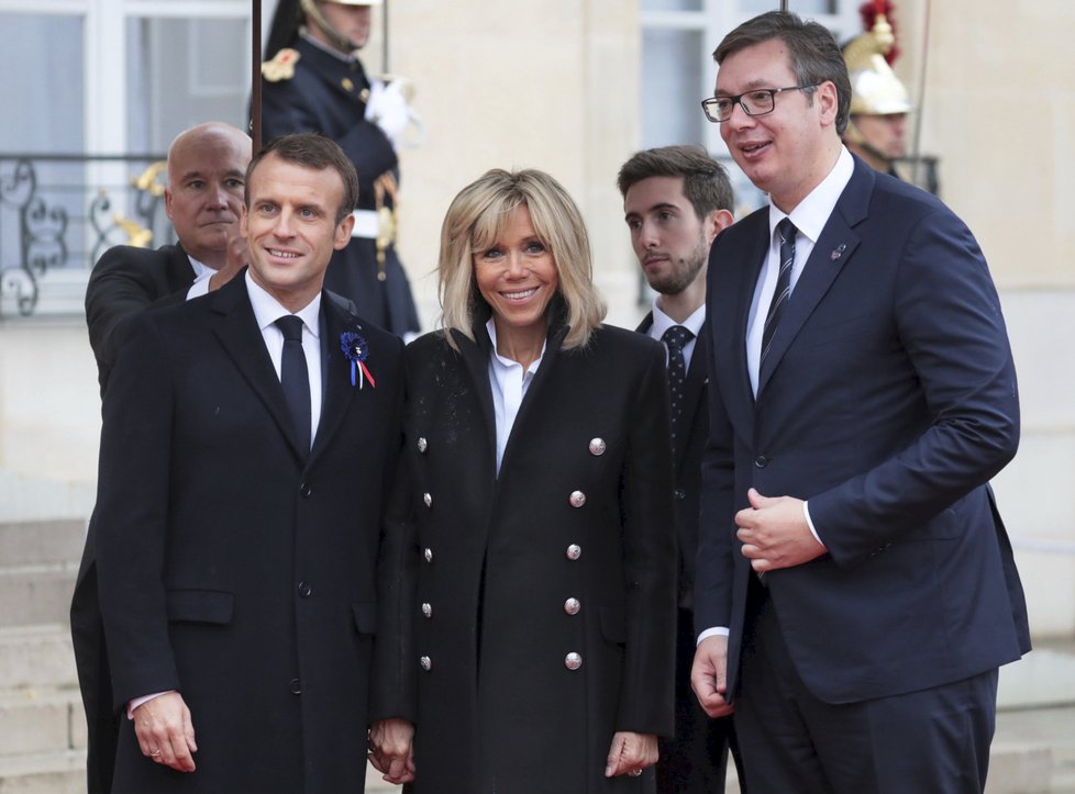 Francouzský prezident Emmanuel Macron s manželkou Brigitte na oslavách 100. výročí konce 1. světové války přivítali srbského prezidenta Aleksandara Vučiće.