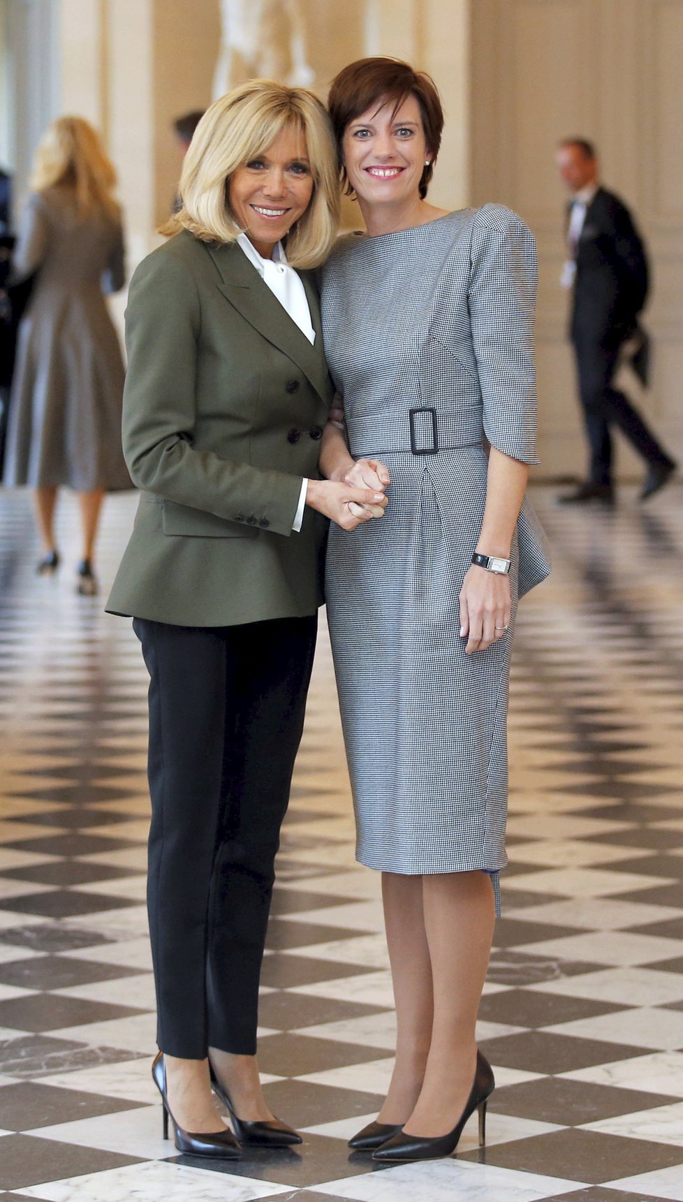 Francouzská první dáma Brigitte MAcronová s manželkou belgického premiéra Amelií Derbaudrenghienovou.