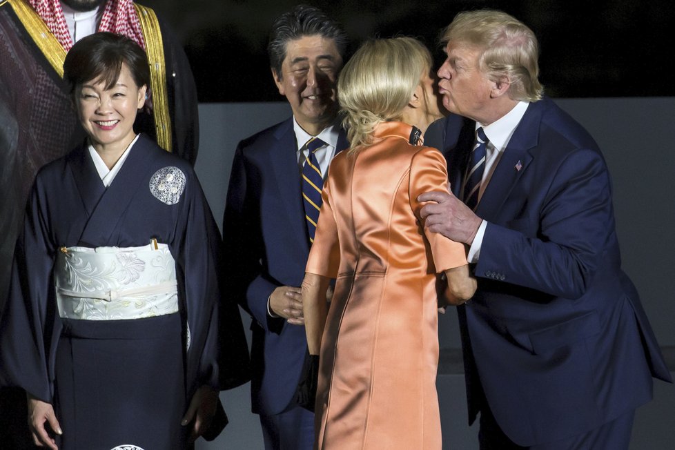 První dáma Francie Macronová (66) na summitu G2 v Osace. Na snímku s prezidentem USA Trumpem.