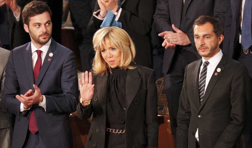 První dáma Francie Brigitte Macronová poslouchá projev svého manžela v americkém Kongresu.