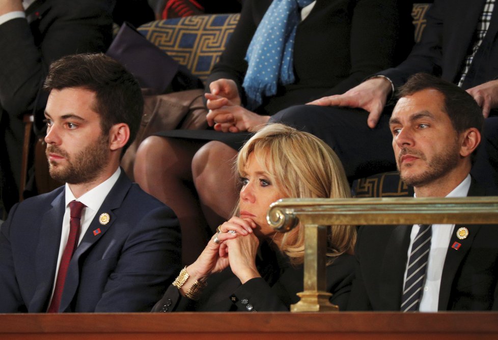 První dáma Francie Brigitte Macronová poslouchá projev svého manžela v americkém Kongresu.