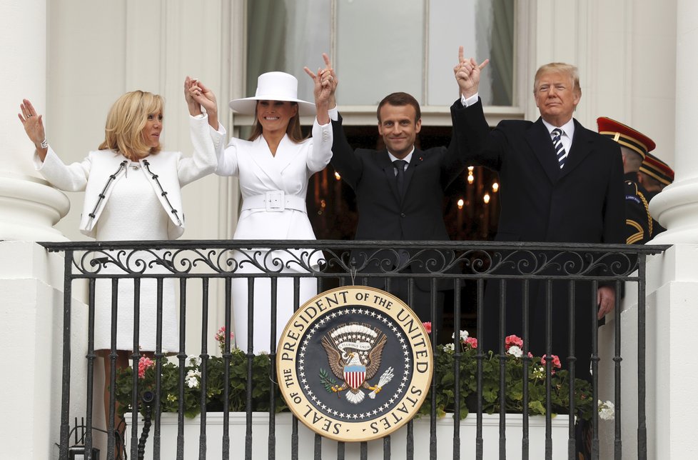 První dáma Francie Brigitte s manželem, prezidentem Emmanuelem Macronem, americkým prezidentem Donaldem Trumpem a jeho manželkou Melanií.