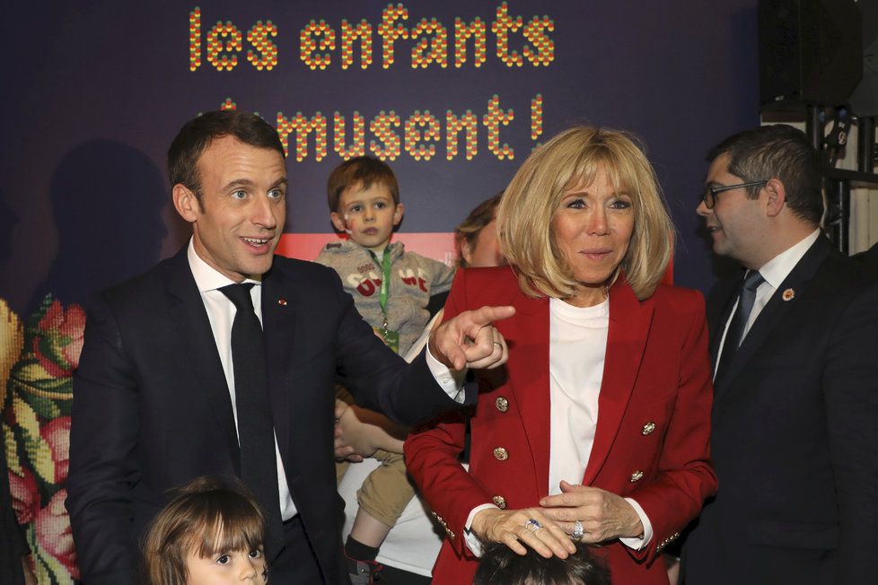 První dáma Francie Brigitte Macronová proslula svým vytříbeným módním vkusem, minišaty obvykle doplňuje lodičkami s vysokými podpatky. Na snímku s manželem, Emmanuelem Macronem.