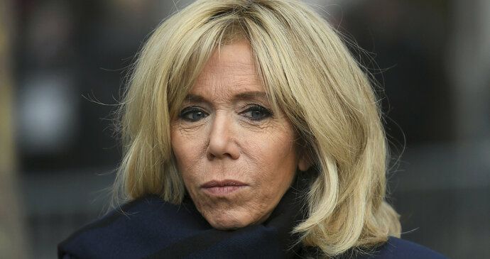 První dáma Francie Brigitte Macronová proslula svým vytříbeným módním vkusem, minišaty obvykle doplňují lodičky s vysokými podpatky.