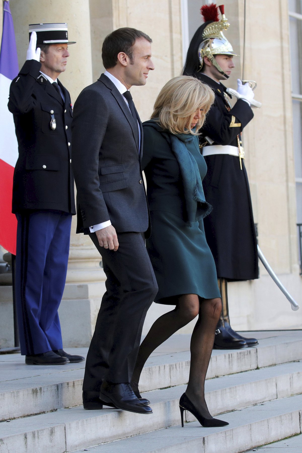 První dáma Francie Brigitte Macronová proslula svým vytříbeným módním vkusem, minišaty obvykle doplňuje lodičky s vysokými podpatky. Na snímku s manželem, Emmanuelem Macronem.