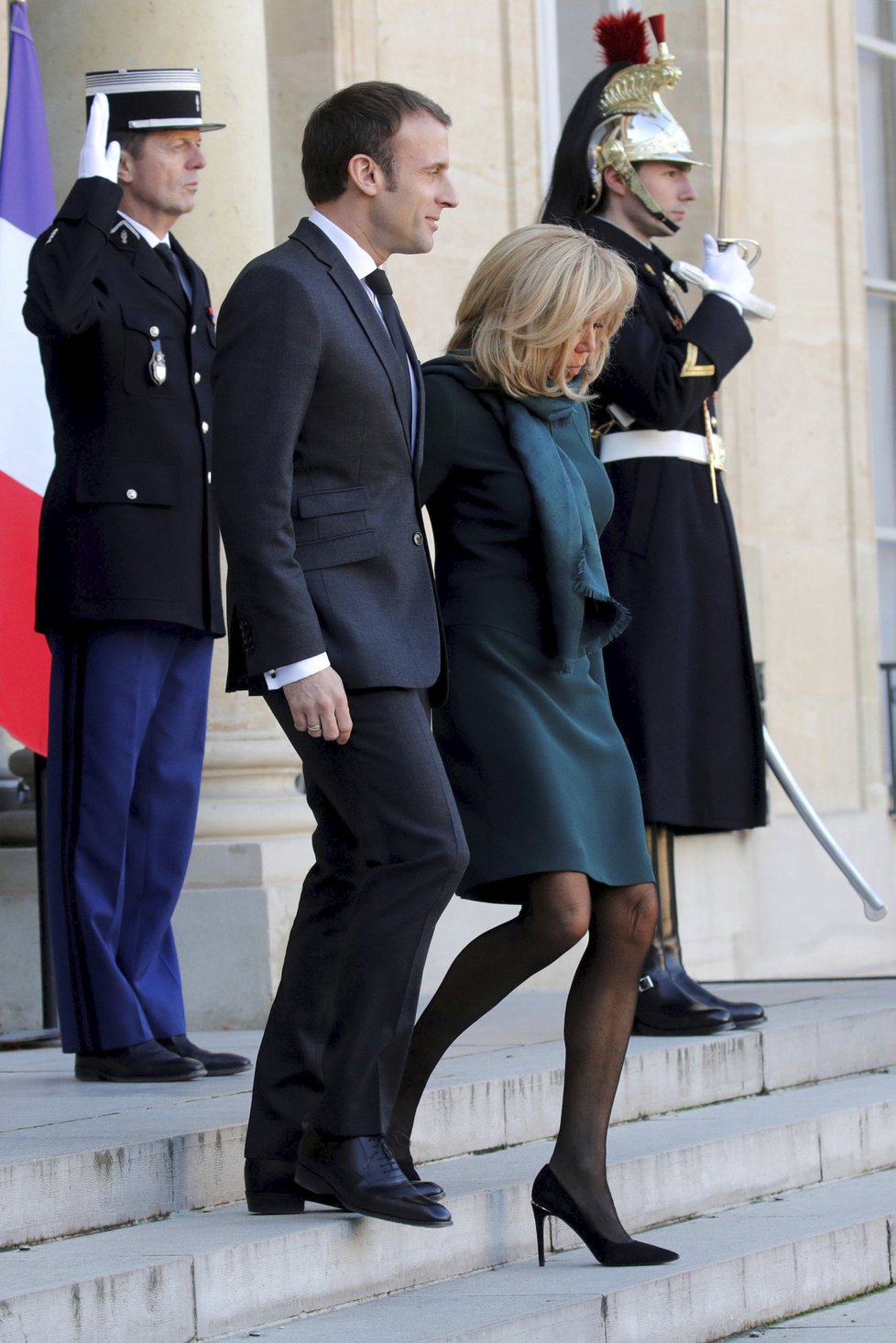 Prezident Emmanuel Macron s manželkou Brigitte.