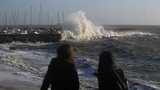 Bouře Carmen zabíjela ve Francii. Přinesla pětimetrové vlny, zbořila turbínu
