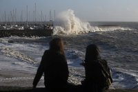 Bouře Carmen zabíjela ve Francii. Přinesla pětimetrové vlny, zbořila turbínu