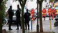 Při útoku u bývalé redakce časopisu Charlie Hebdo byli zraněni dva lidé. Útočník byl podle nových policejních informací jeden, podezřelý byl zatčen.