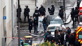 U bývalé redakce časopisu Charlie Hebdo útočník vážně zranil dvě osoby (25.9.2020)