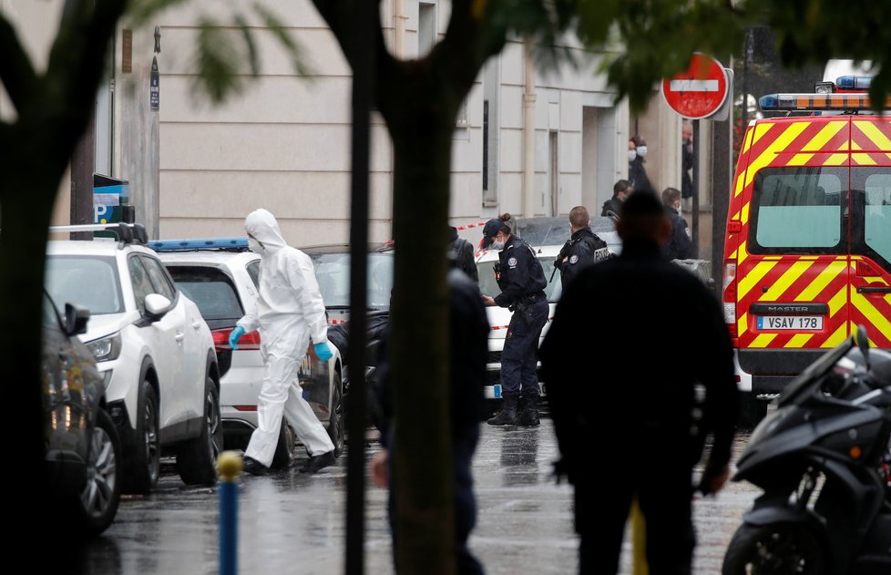 U bývalé redakce časopisu Charlie Hebdo útočník vážně zranil dvě osoby (25.9.2020).