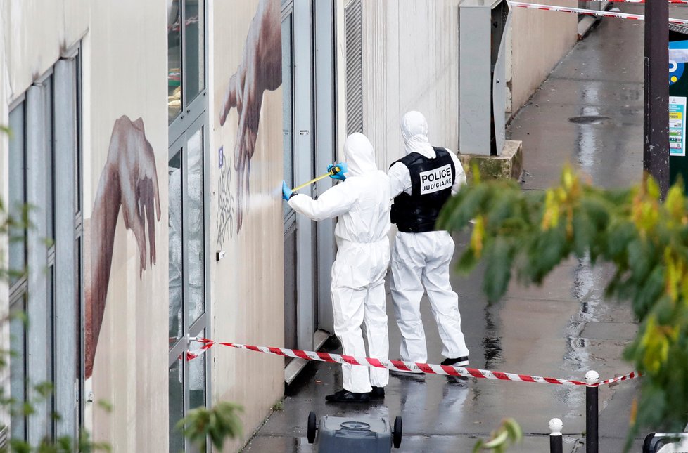 U bývalé redakce časopisu Charlie Hebdo útočník vážně zranil dvě osoby (25.9.2020).