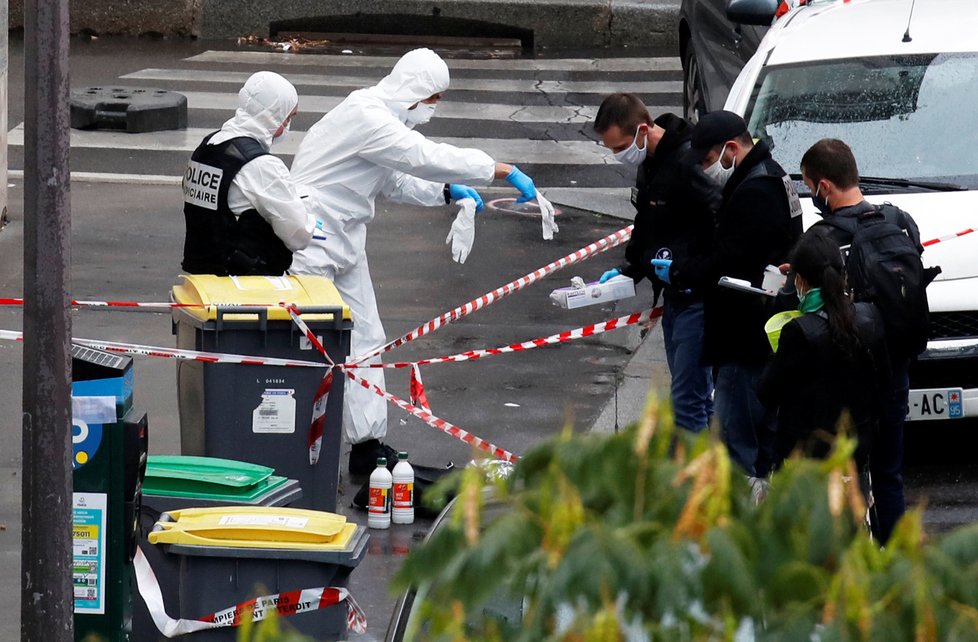 U bývalé redakce časopisu Charlie Hebdo útočník vážně zranil dvě osoby (25. 9. 2020).