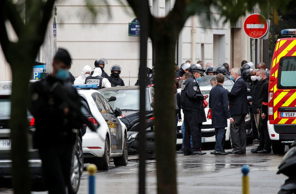 U bývalé redakce časopisu Charlie Hebdo útočník vážně zranil dvě osoby (25. 9. 2020).