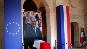 Francouzi se v Invalidovně loučí se zesnulým Jacquesem Chirakem (29. 9. 2019)