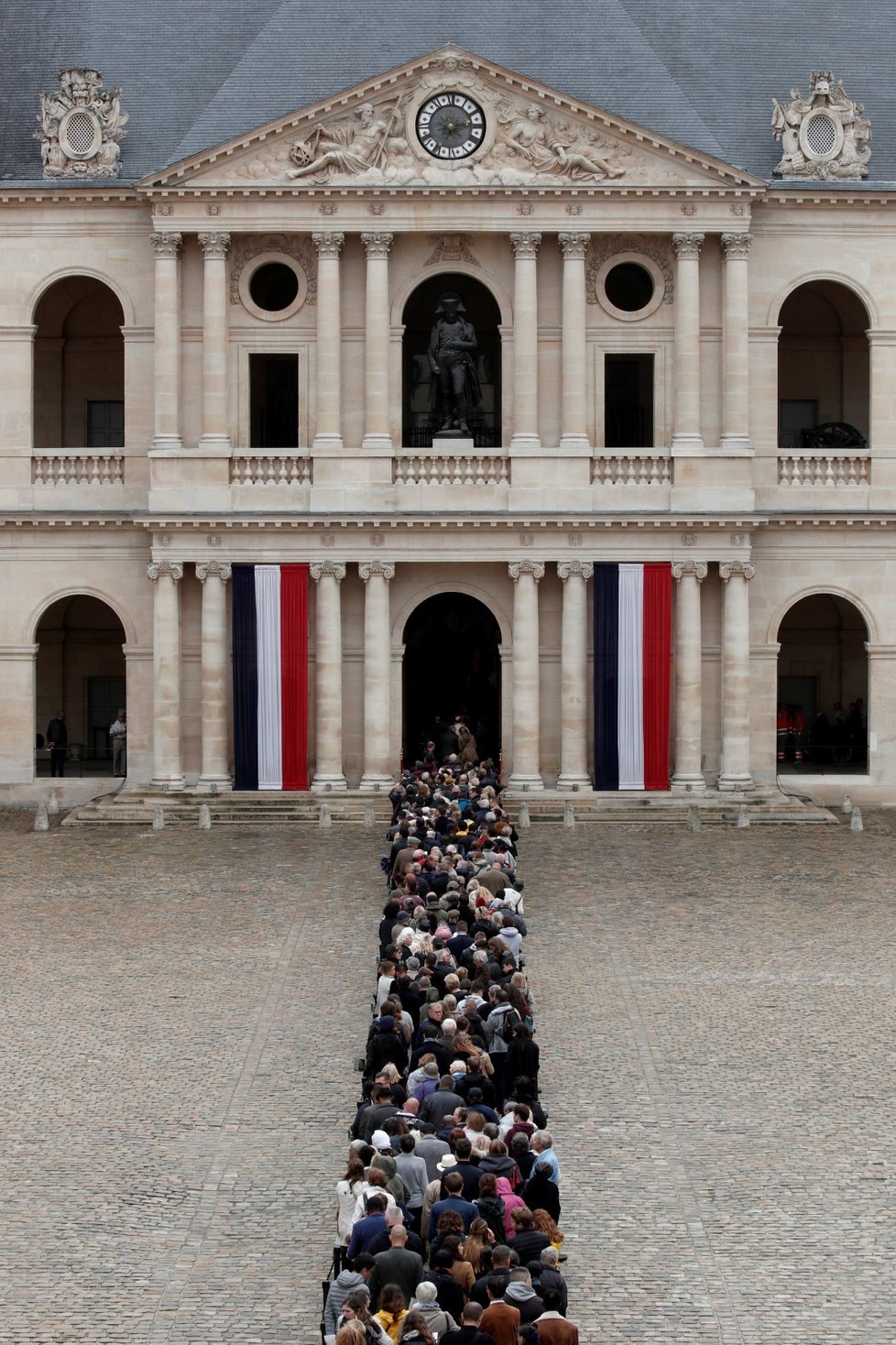 Francouzi se v Invalidovně loučí se zesnulým Jacquesem Chirakem (29. 9. 2019)